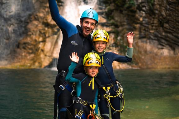 Papa met zonen in canyon